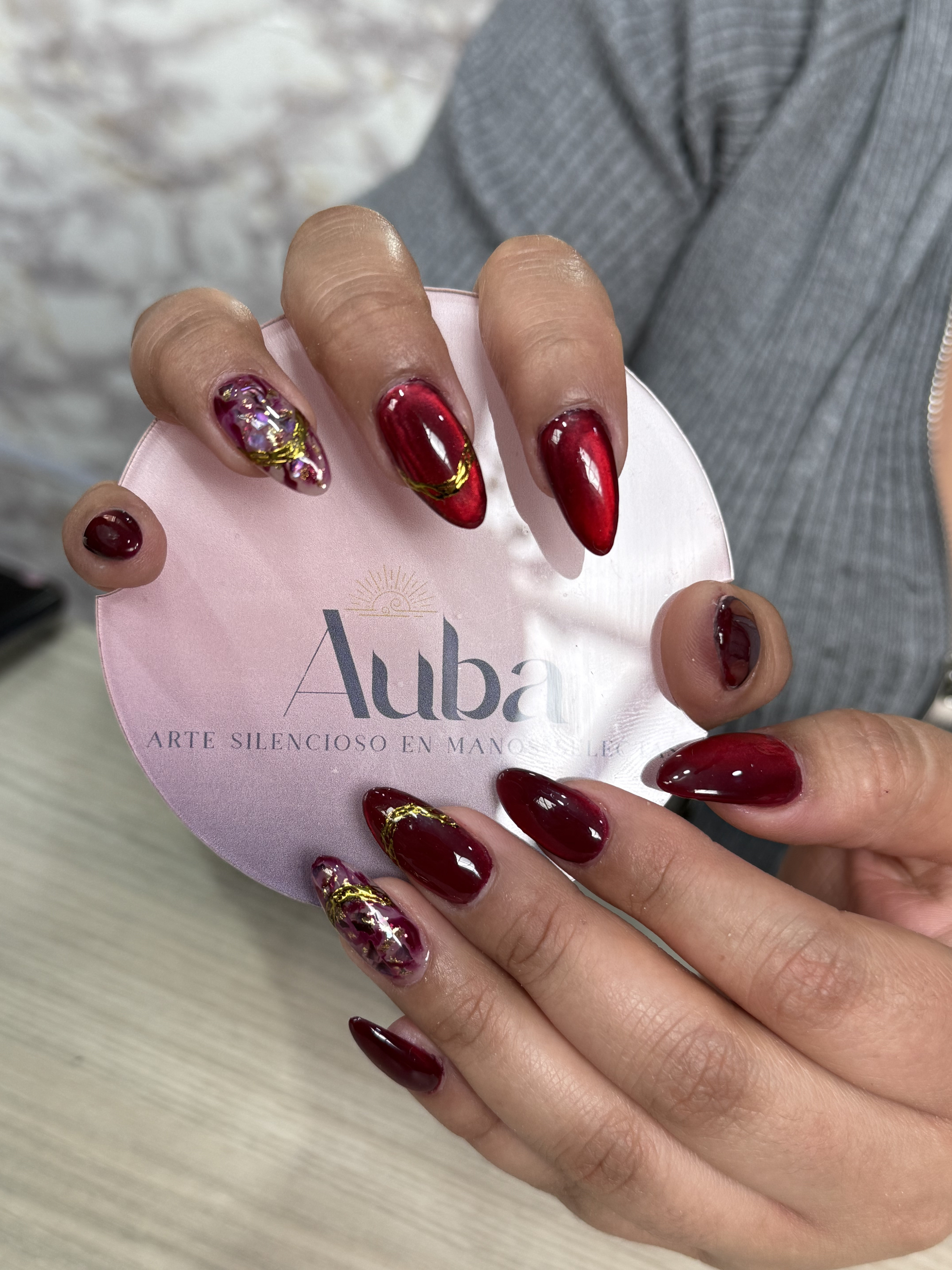 Diseño de uñas minimalista - AUBA Beauty Studio